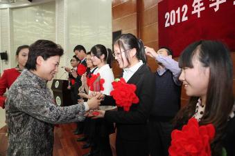 党委书记邢善萍为十佳大学生颁奖